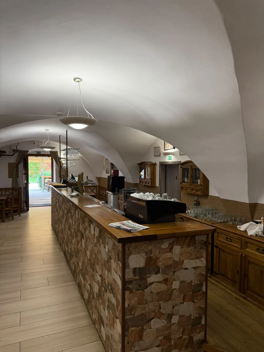 Klenutý výčep hospůdky Pod Radnicí s kamenným barem